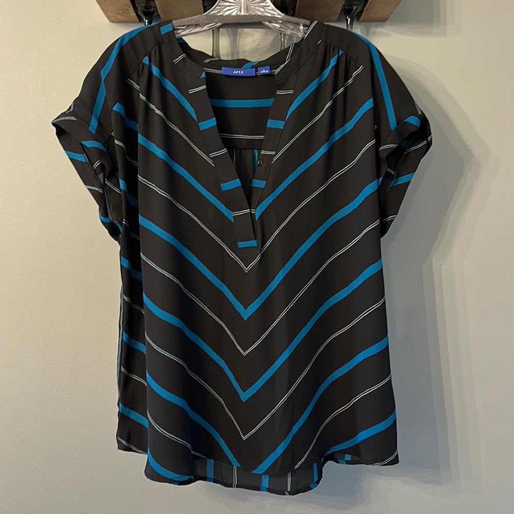 Woman’s APT.9 blouse size large teal and black